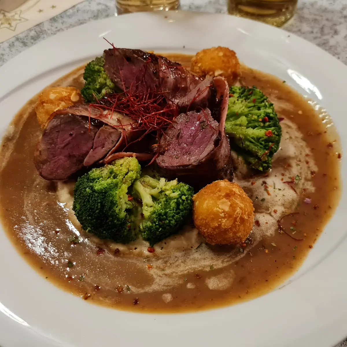 Rehmedaillions Mit Cognacsauce Brokkoli Selleriepüree Und Kartoffelbällchen