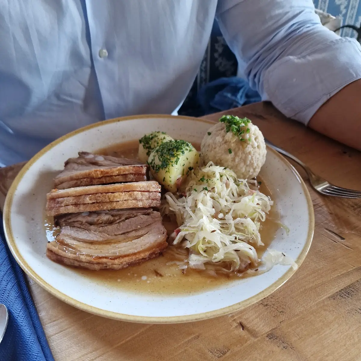 Sonntagmittag Gibts Bratl Knuspriges Bauchbratl Mit Semmelknödel & Erdäpfel Dazu Warmer Krautsalat