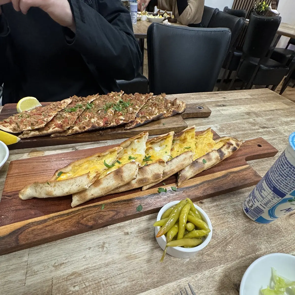 Lahmacun Mit Salat Und Etli Ekmek
