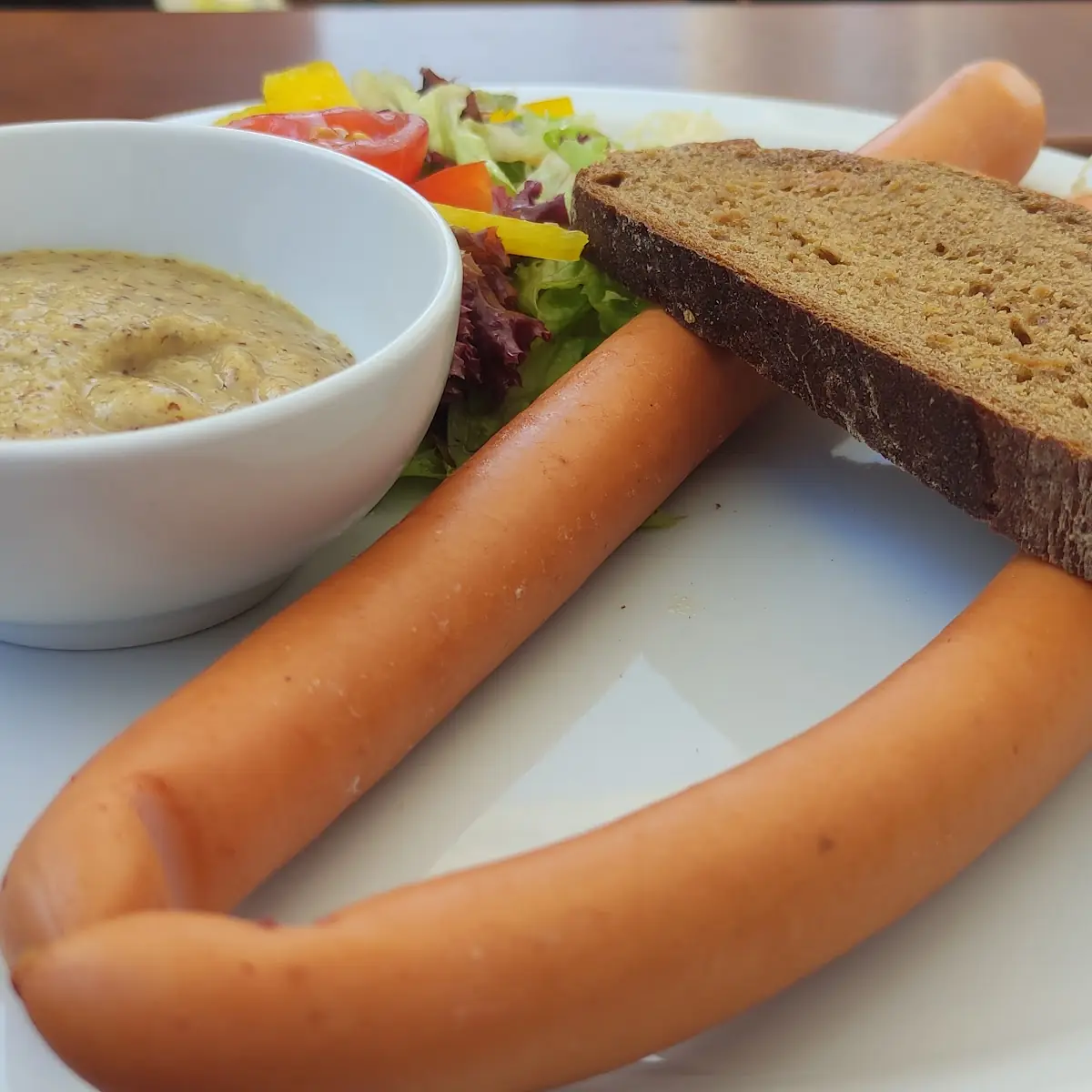 Sacherwürstel Mit Senf Kren & Brot