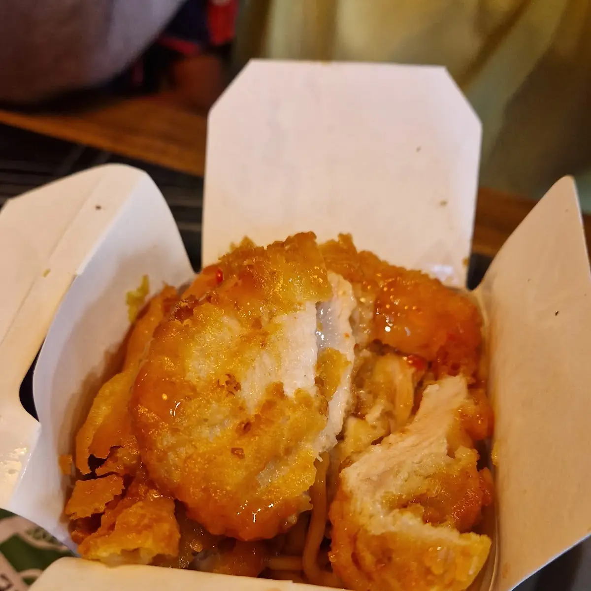Gebratene Nudeln Mit Knusprigen Huhn