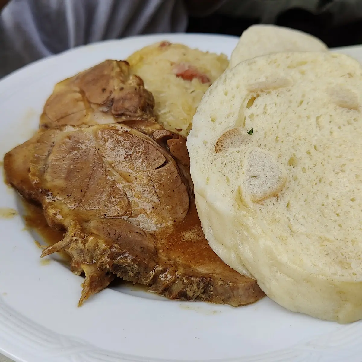 Schweinsbraten Mit Sauerkraut Und Böhmischen Serviettenknödeln