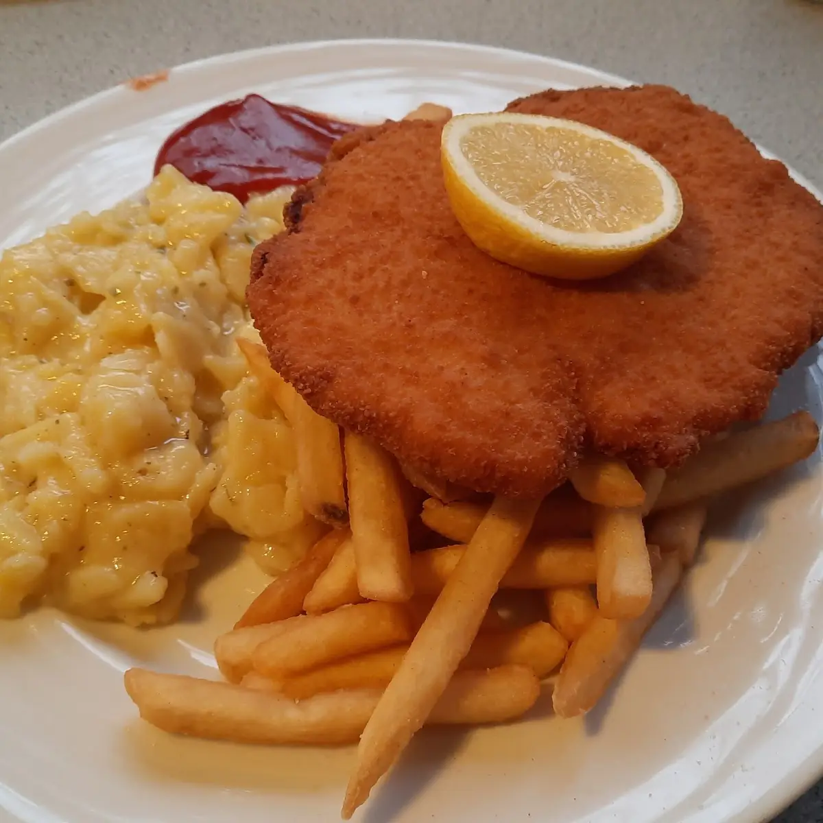 Hühnerschnitzel Mit Pommes