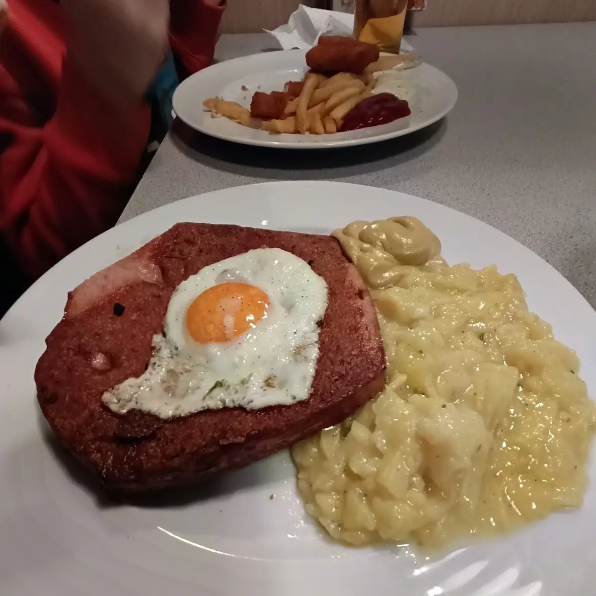 Leberkäse Mit Spiegelei Und Bratkartoffeln