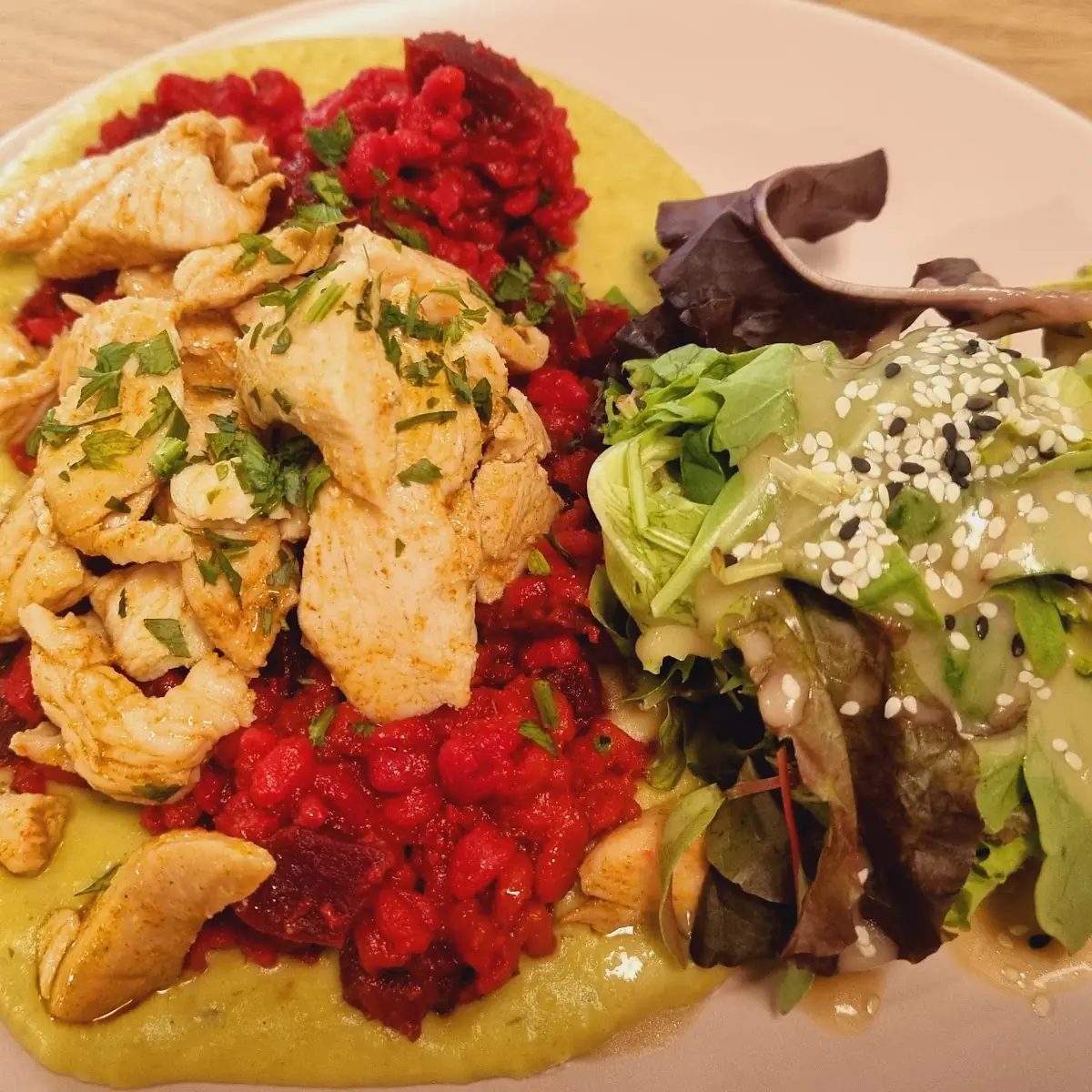 Zartweizen Mit Rote Rüben Ragout Erbsenpürree Und Hühnerfleisch