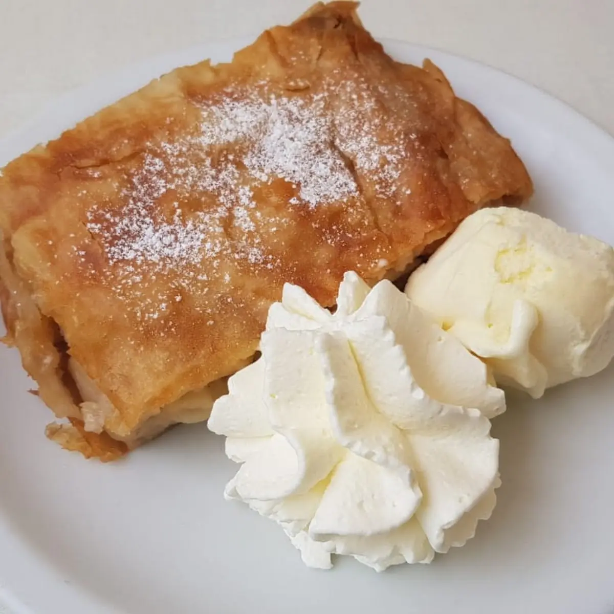 Apfelstrudel Mit Sahne Und Eis