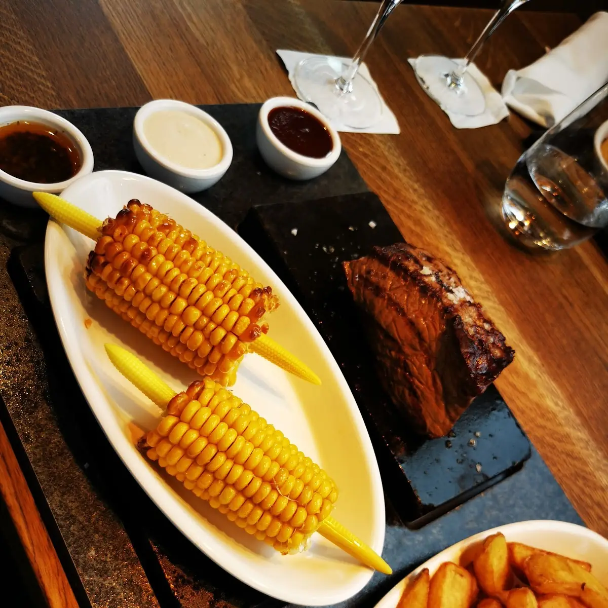 Angus Filet Steak Mit Maiskolben Und Pommes Frites Aus Süßkartoffeln Und Normalen Kartoffeln