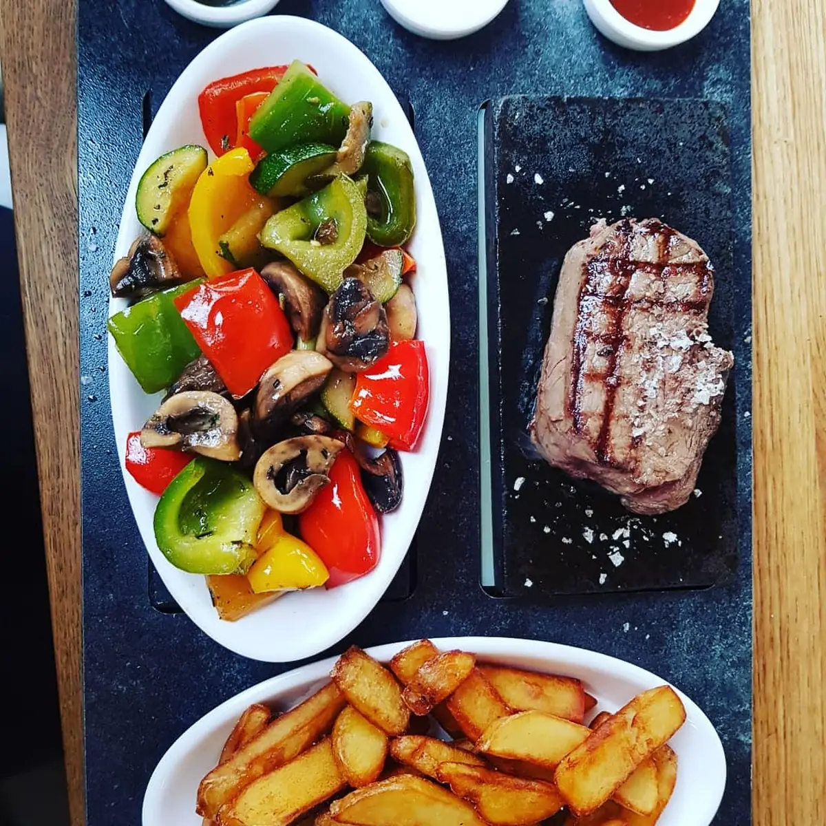 Argentinisches Hüftsteak Mit House Fries Und Grillgemüse