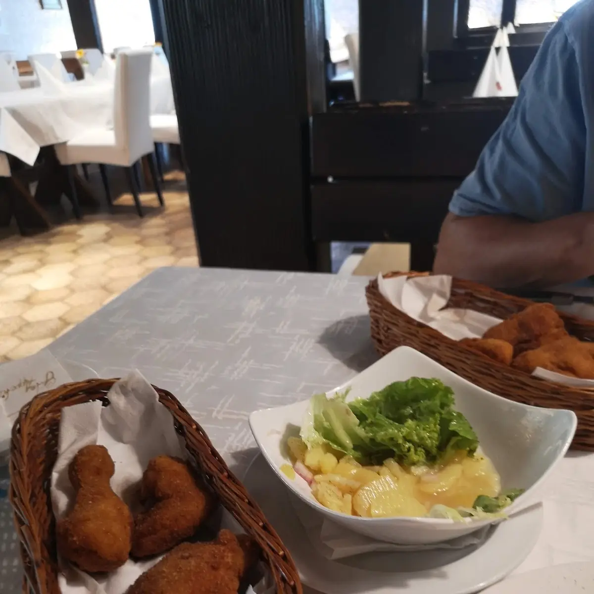 Backhendel Mit Vogerl-katoffelsalat