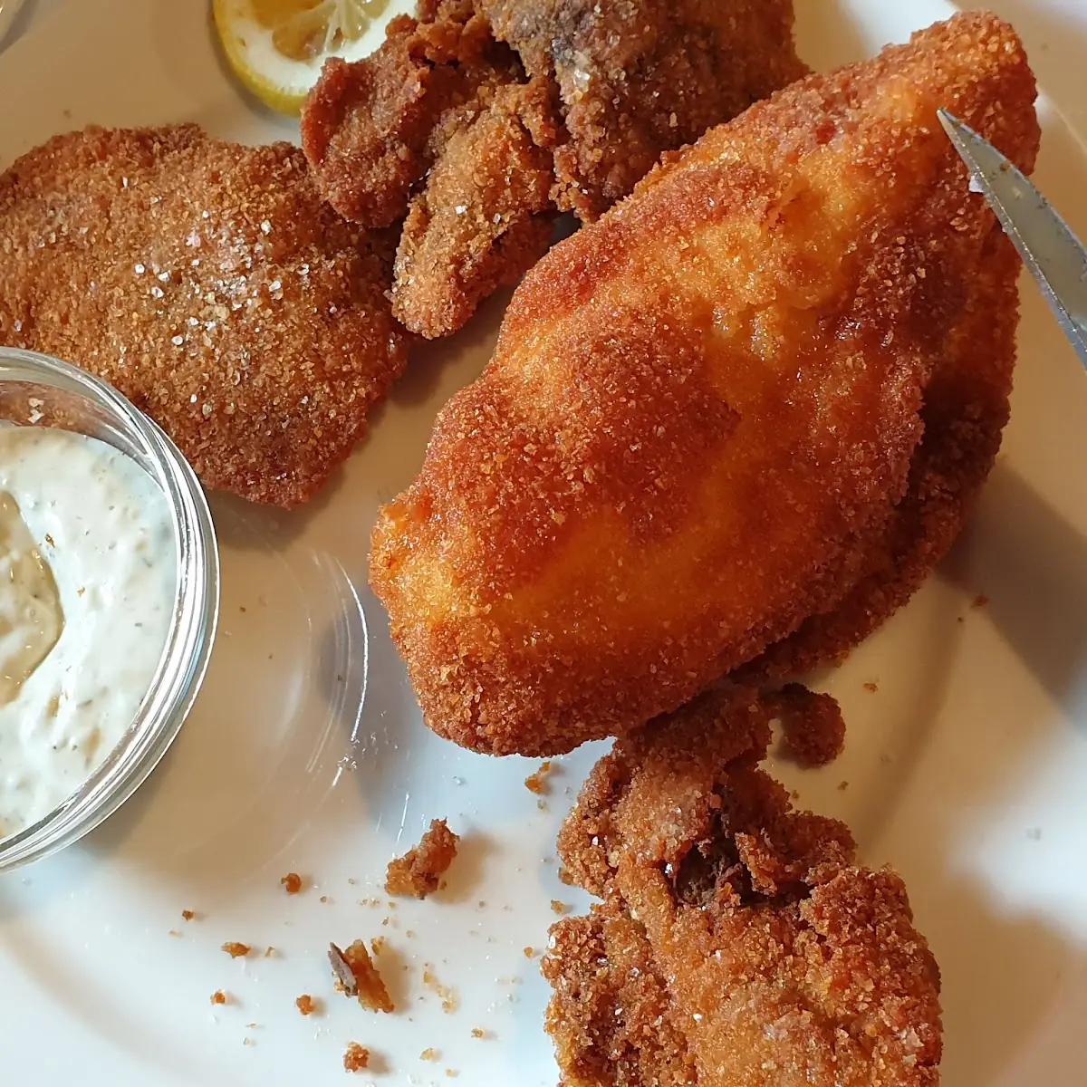 Gebackene Leber Und Ein Stück Backhendl Brust