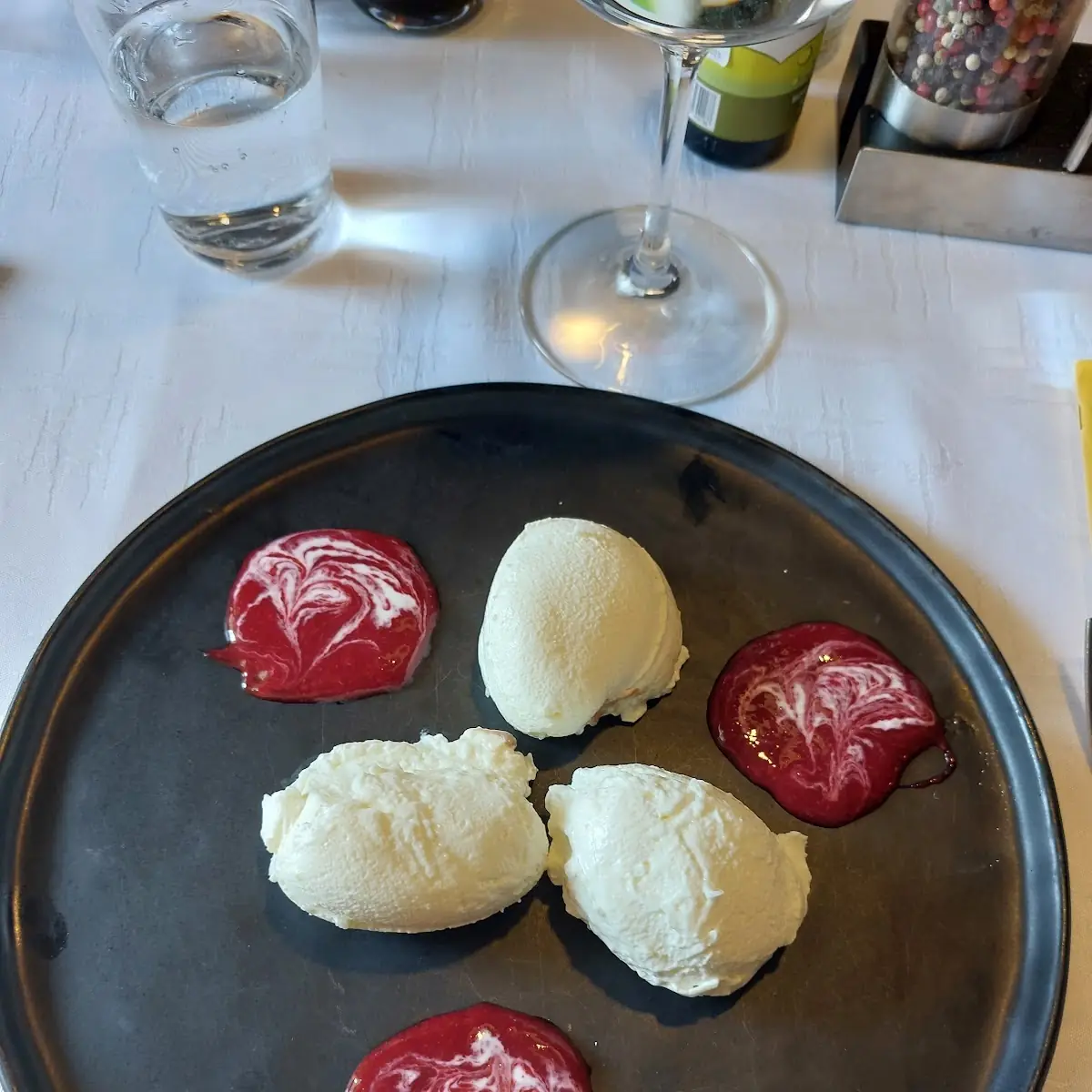 Joghurtnockerl Mit Himbeerspiegel