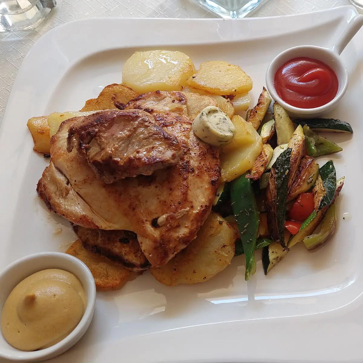 Grillteller Mit Bratkartoffeln