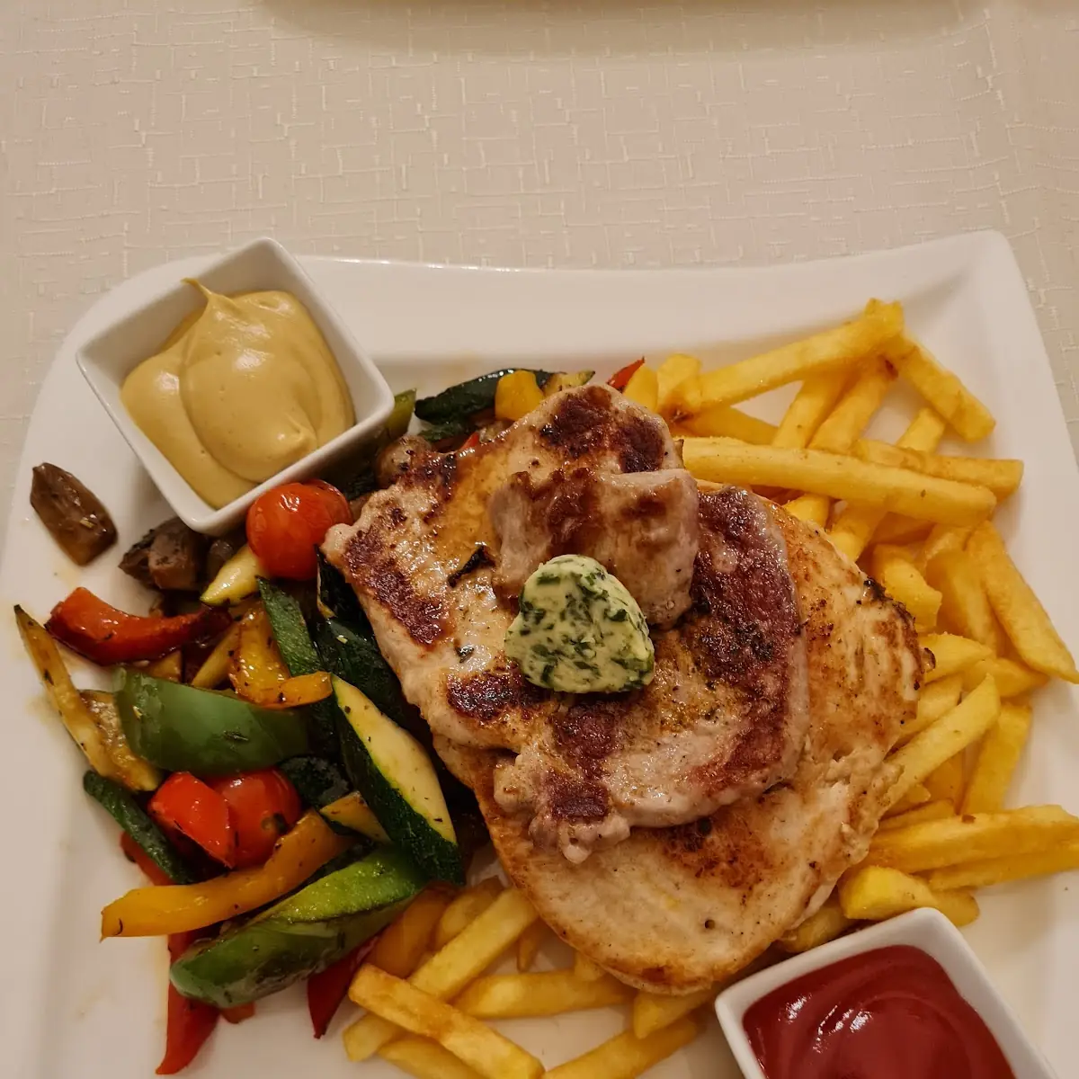 Grillteller Mit Pommes