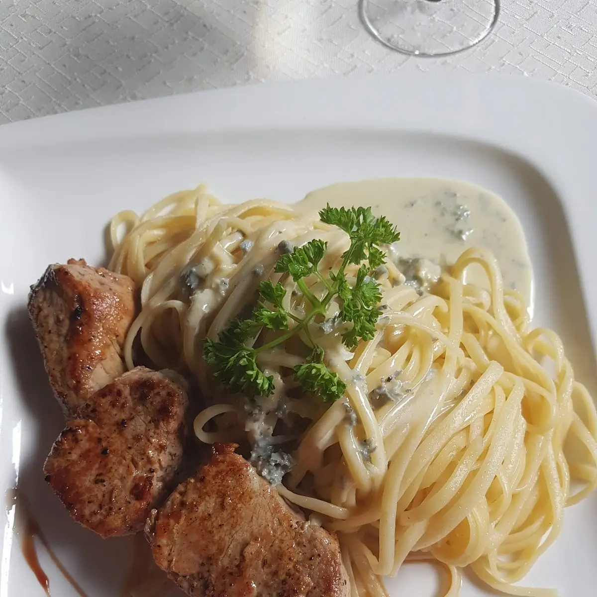 Schweinefilet Mit Bandnudeln Und Gorgonzolasosse
