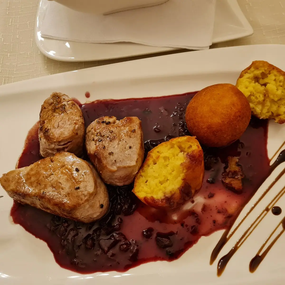 Schweinsmedaillons Mit Preiselbeerspecksauce