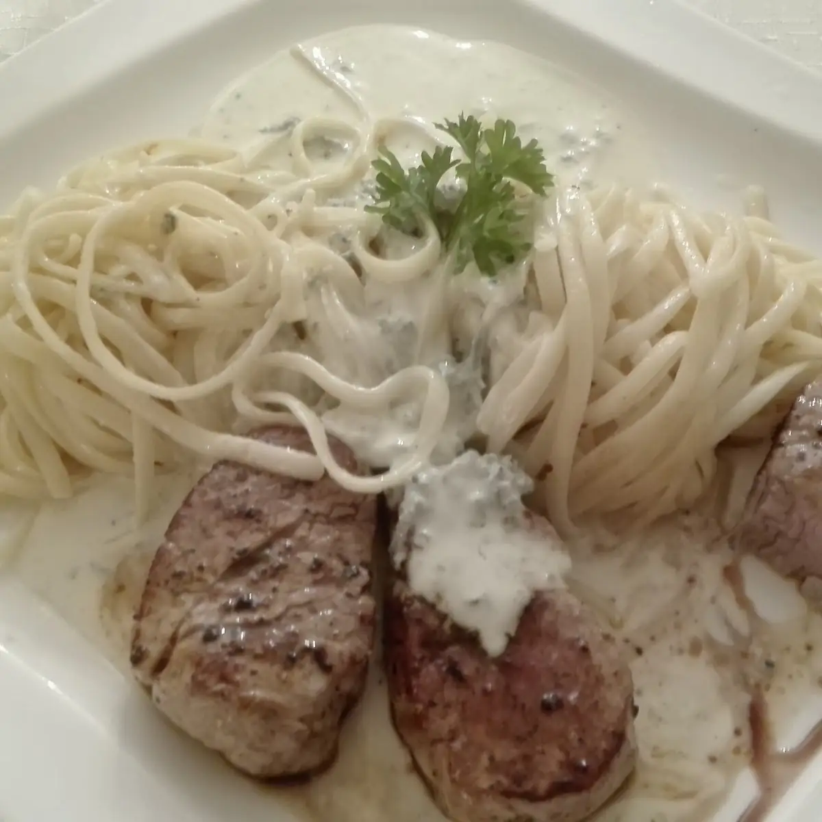 Schweinsmedaillons Vom Vulkanlandschwein Mit Tagliatelle Und Gorgonzolasauce
