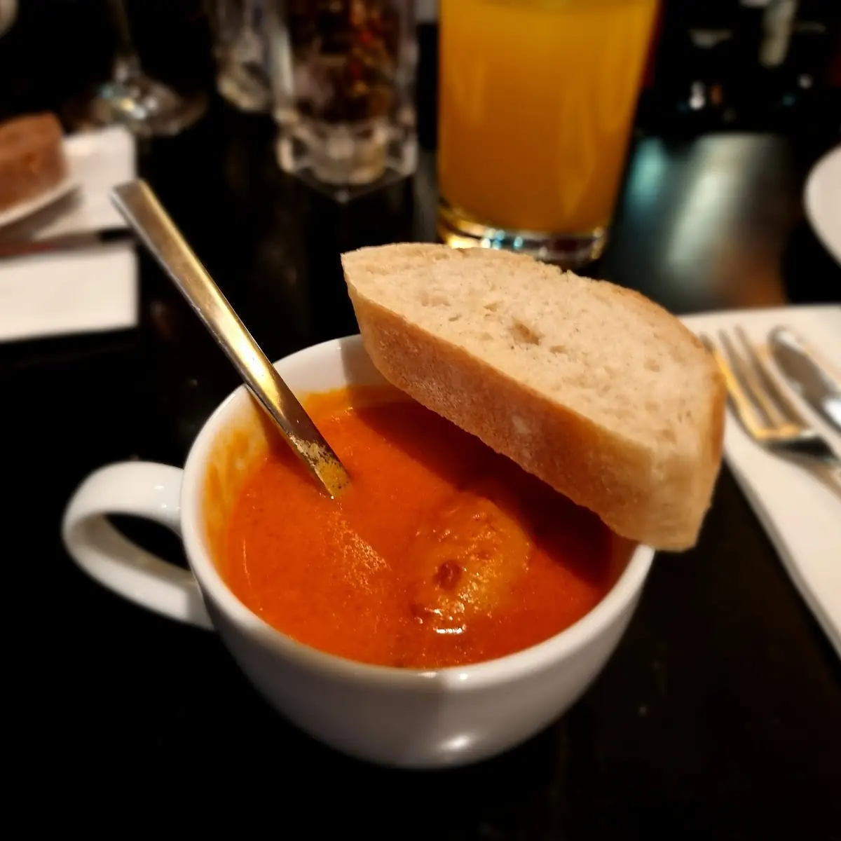 Geröstete Paprikasuppe Mit Kartoffeltascherl & Junglauch