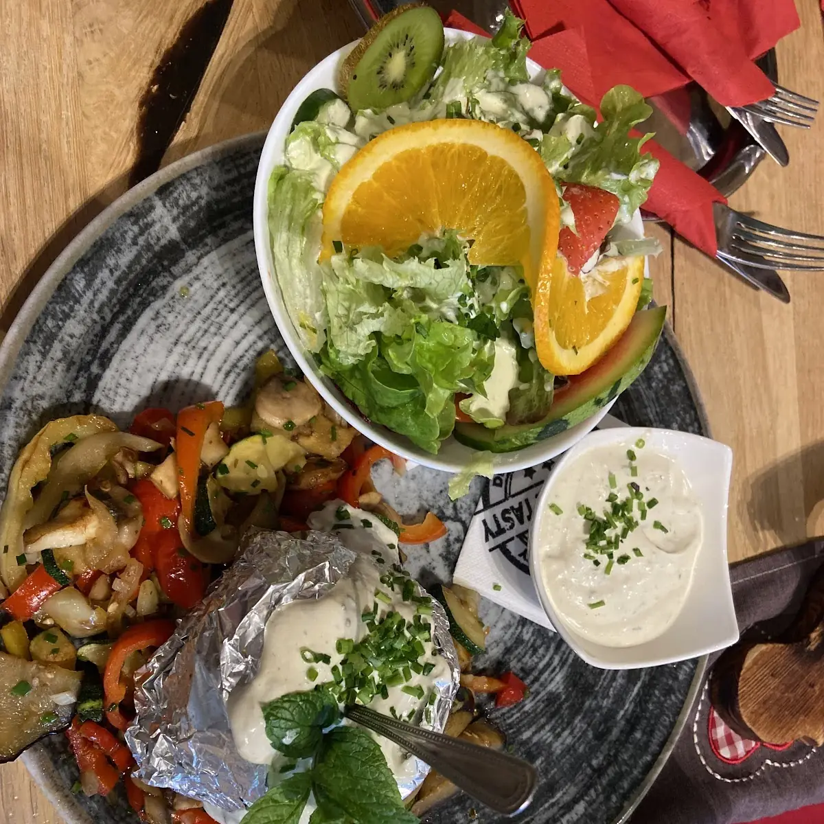 Ofenkartoffel Mit Grillgemüse Und Salat