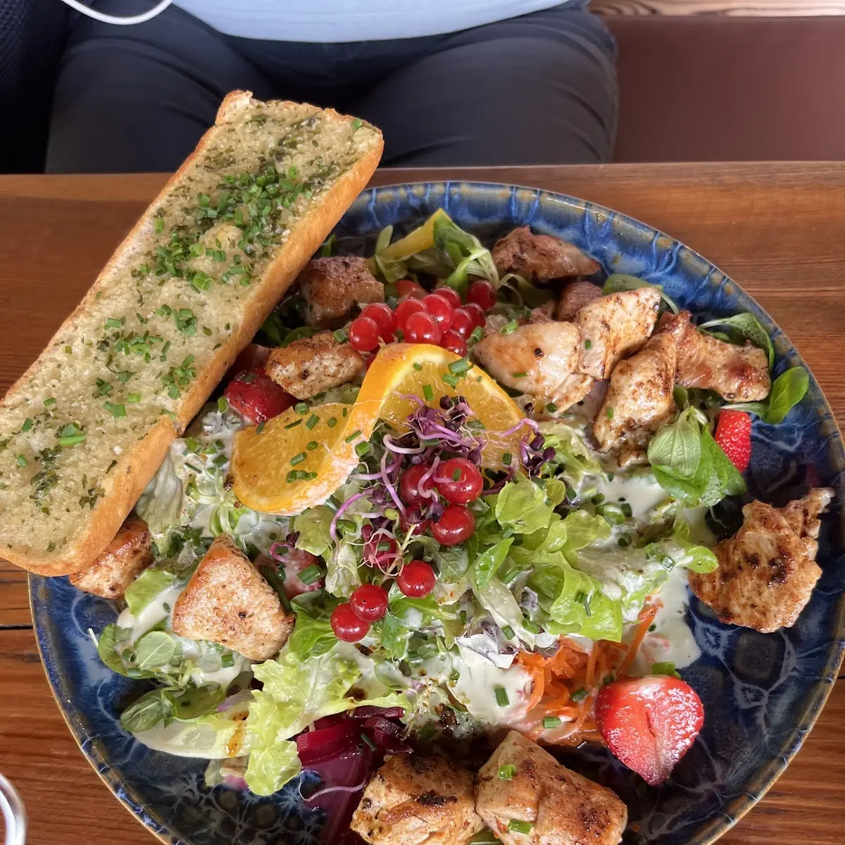 Puttensalad With Garlic Bread