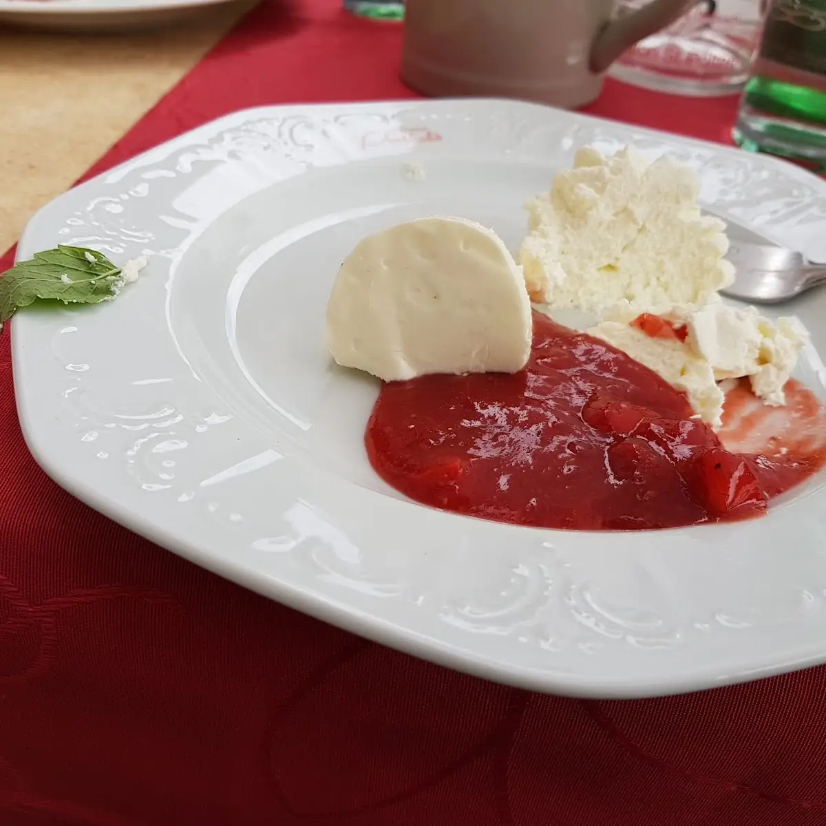 Topfen Nockerl Auf Himbeeren