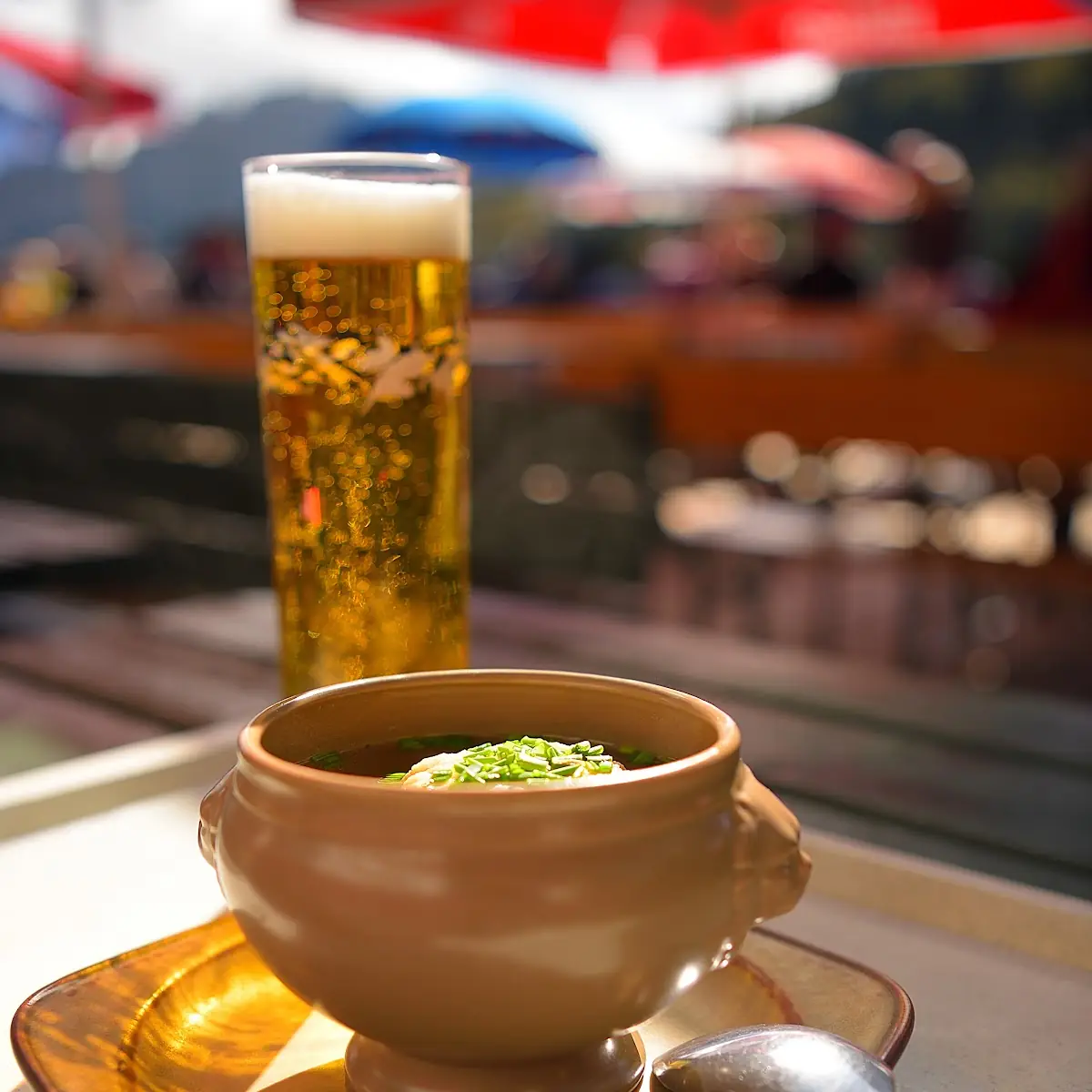Speckknödelsuppe Mit Einer Hopfenkaltschale