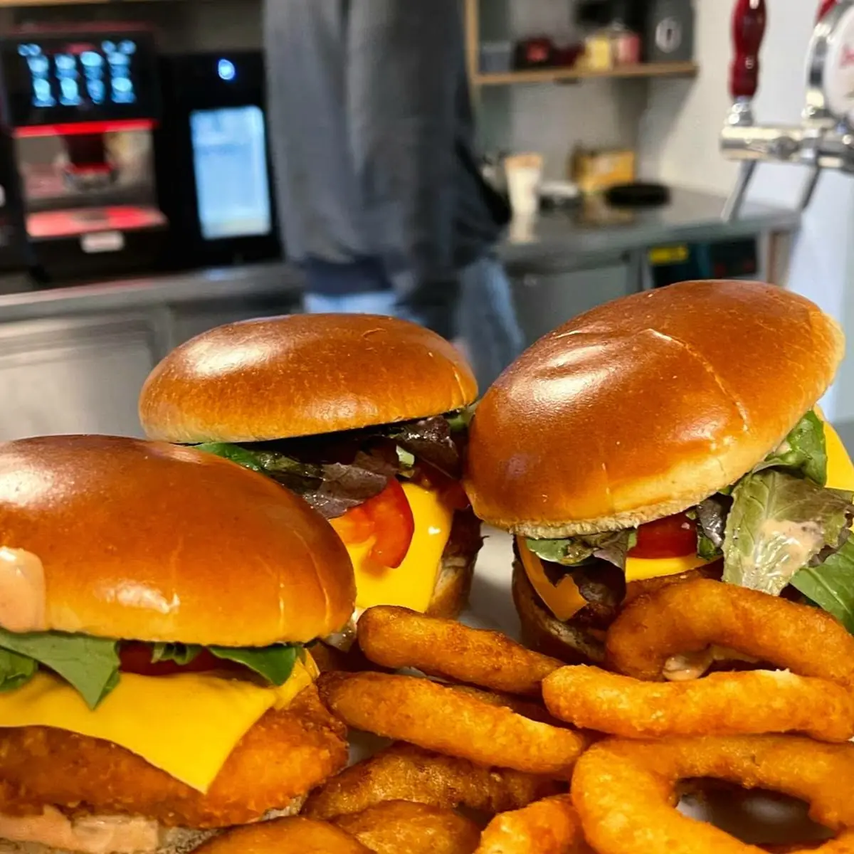Tony's Chrispy Chicken Burger Mit Zwiebelringe