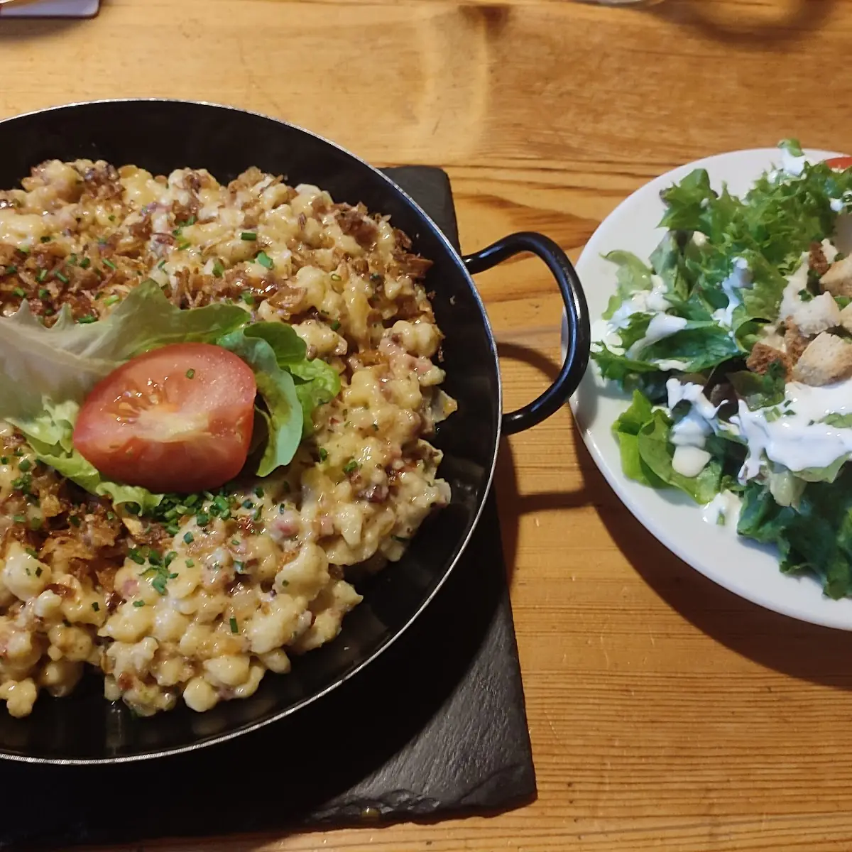 Käsespätzle Mit Speck Zwiebeln Und Dazu Ein Blattsalat