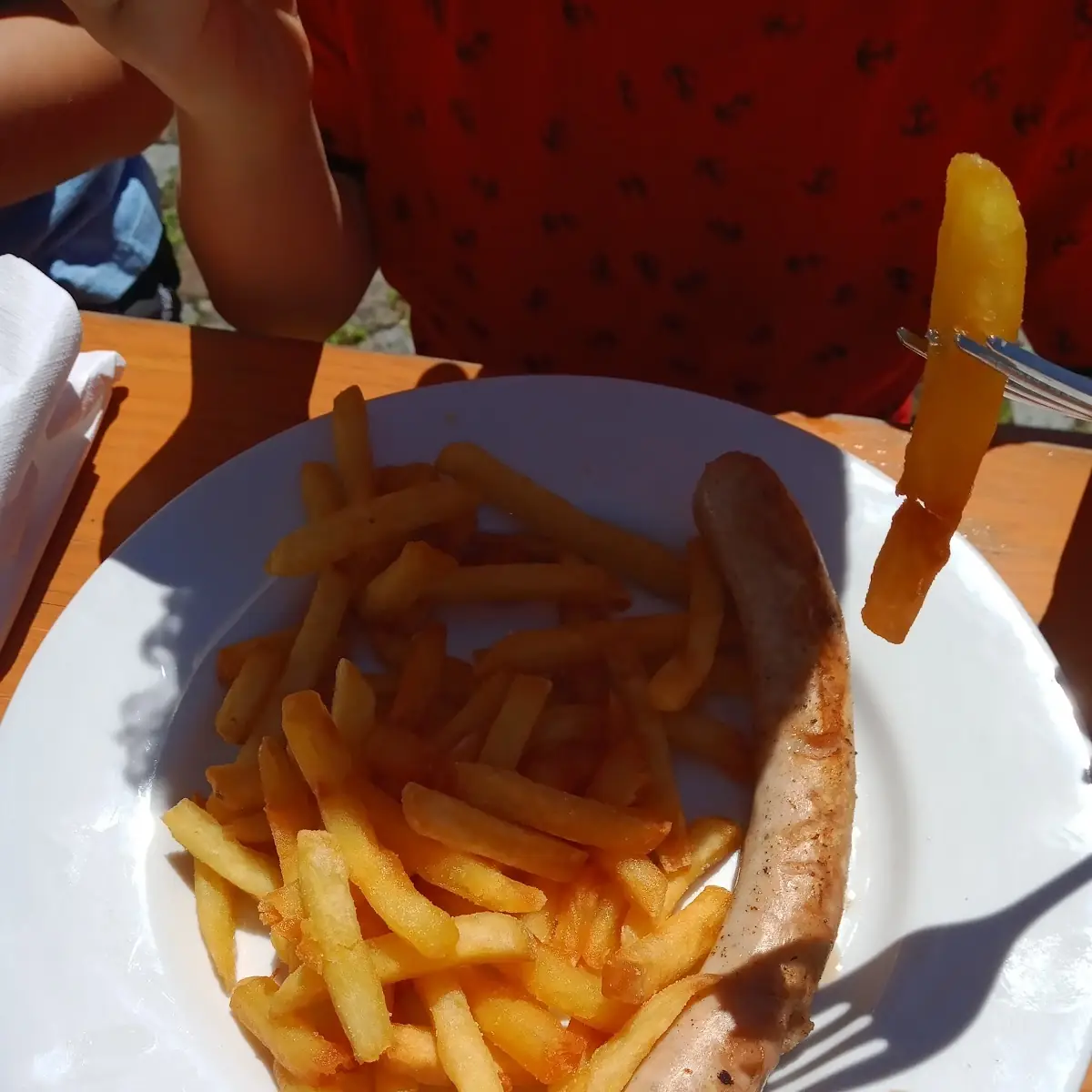 Kinderportion Pommes Mit Bratwurst