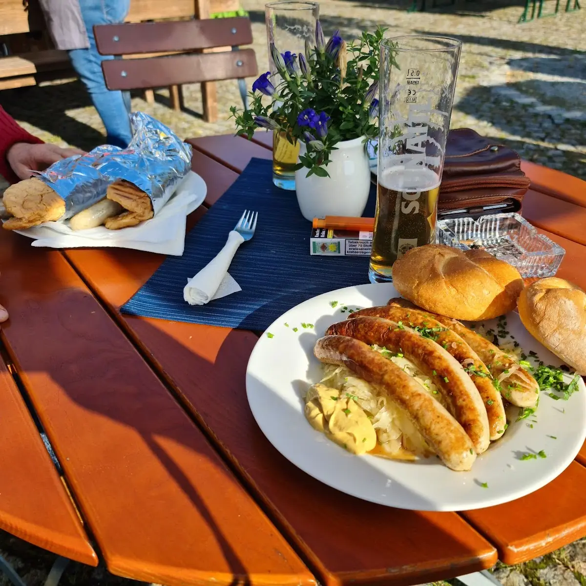 Schweinsbratwüstel Mit Sauerkraut