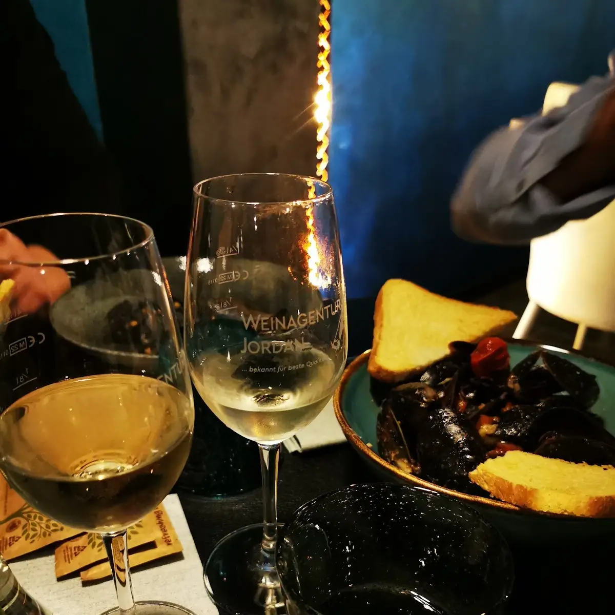 Vino De La Casa