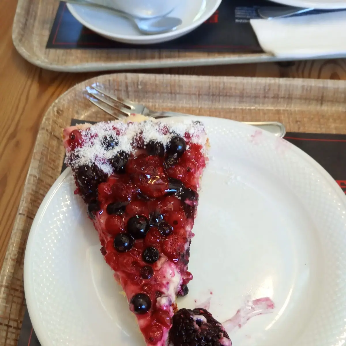4erlei Beerenkuchen Und Cappuccino