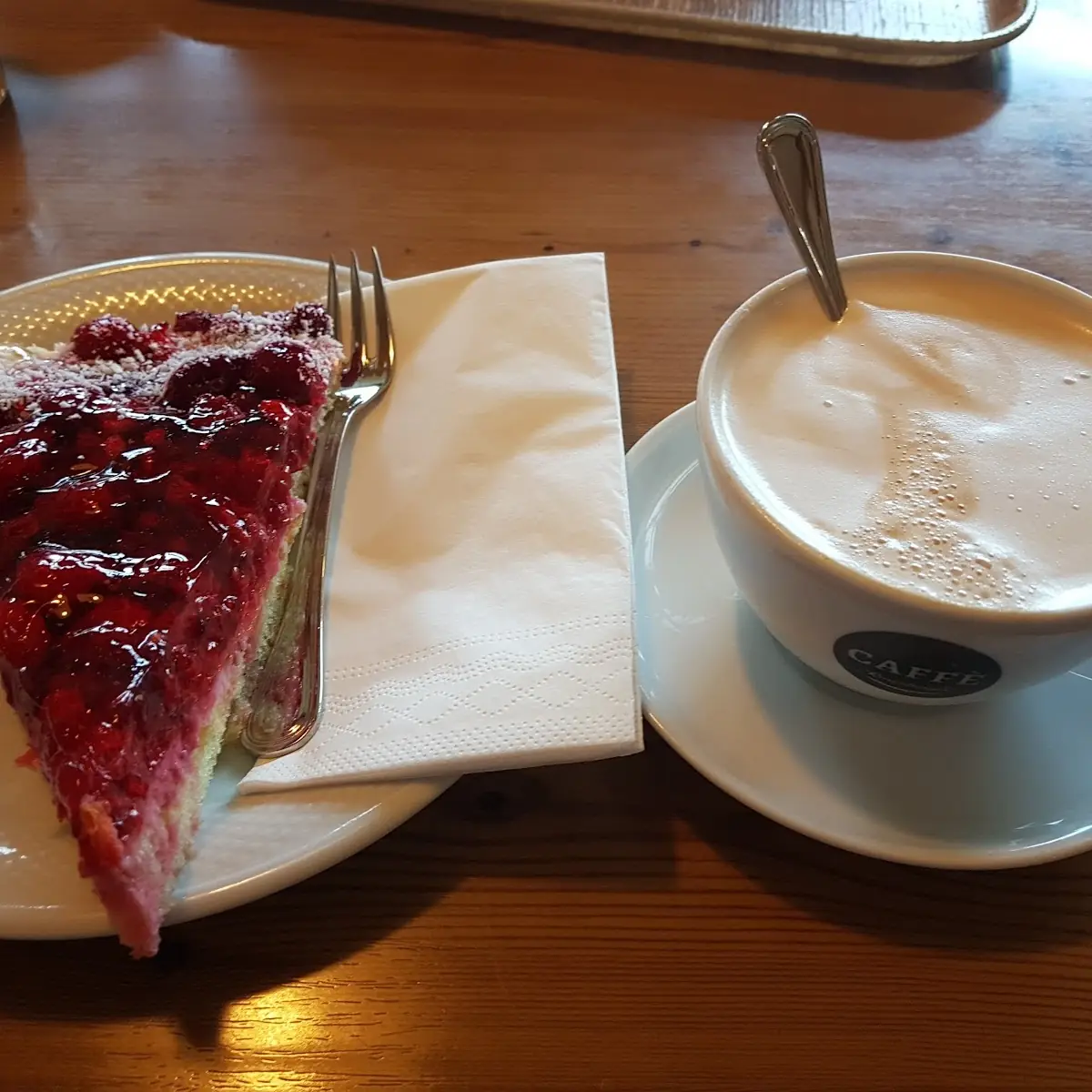 Cappuccino Mit Früchtetorte