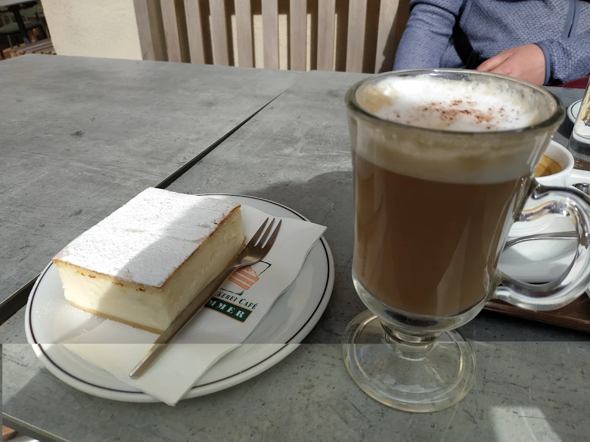 Topfenschnitte Und Cappuccino