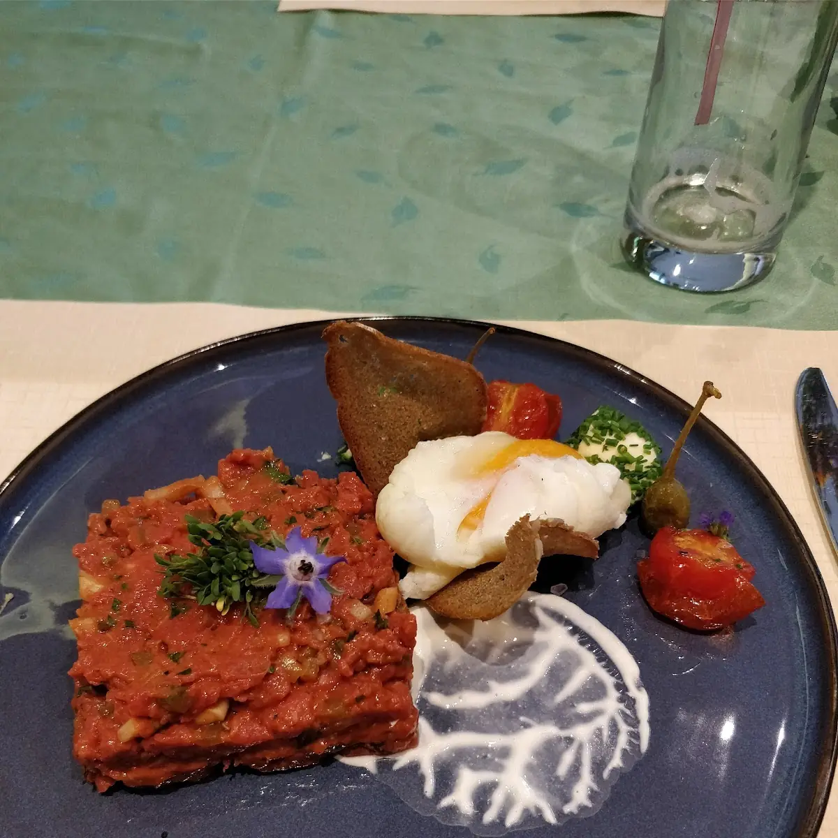 Beef Tartare Mit Pochiertem Ei