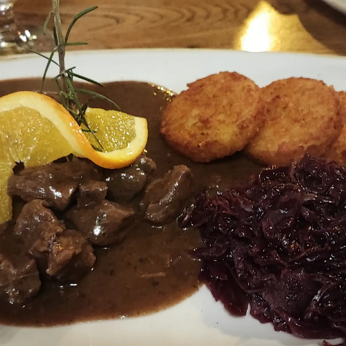 Hirschgulasch Mit Rotkraut Und Rösti
