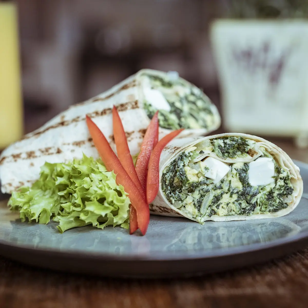 Wrap Gefüllt Mit Rührei Blattspinat Und Fetakäse