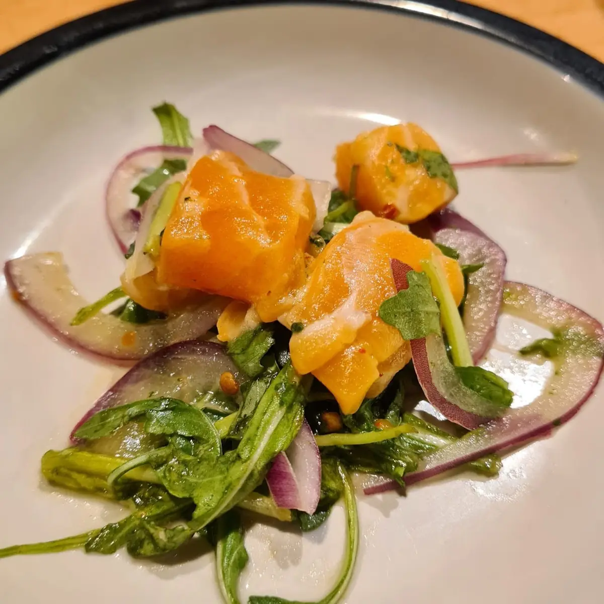 Lachs Auf Zwiebeln Und Seegras