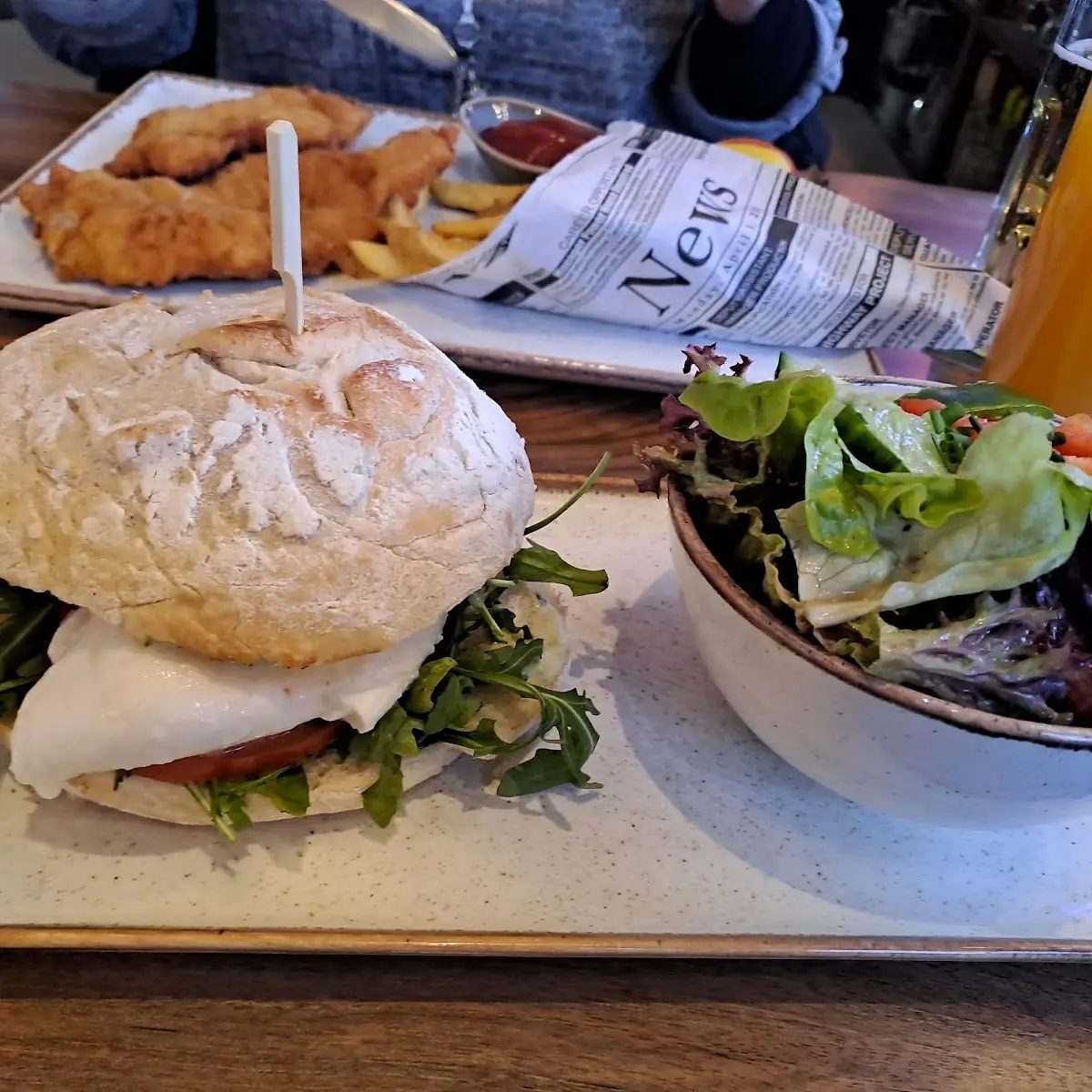 Vegetarisch Burger Und Im Hintergrund Surschnitzel
