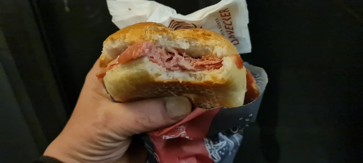 Käseleberkäs Semmerl Mit Gurkerl