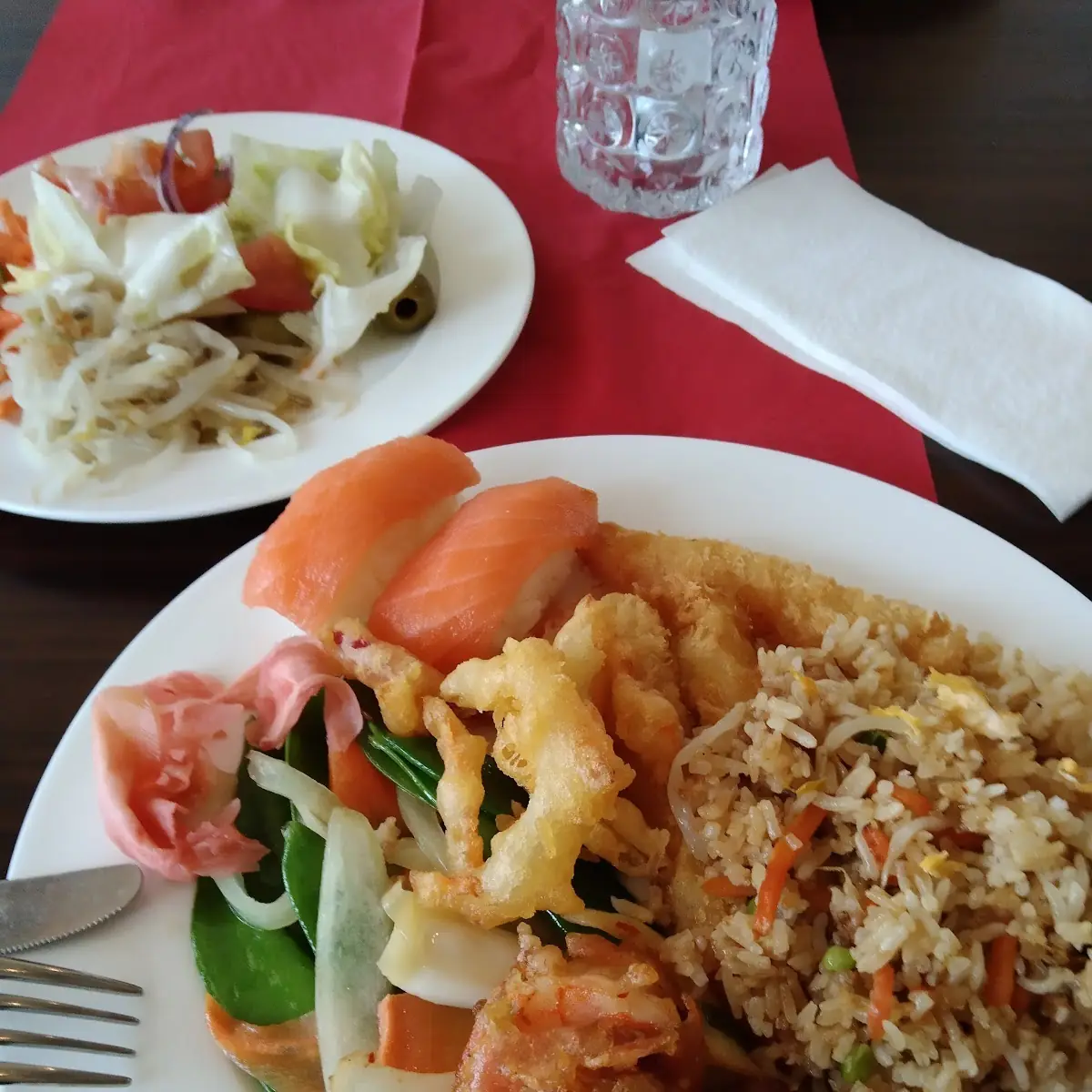 Gebratener Reis Gemüse Lachs