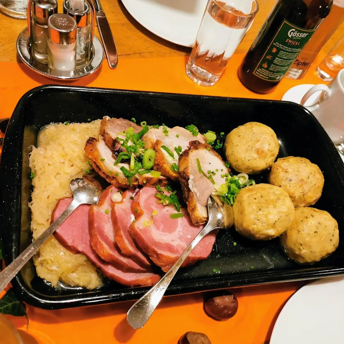 Krustenbraten Geselchtes Sauerkraut Semmelknödel