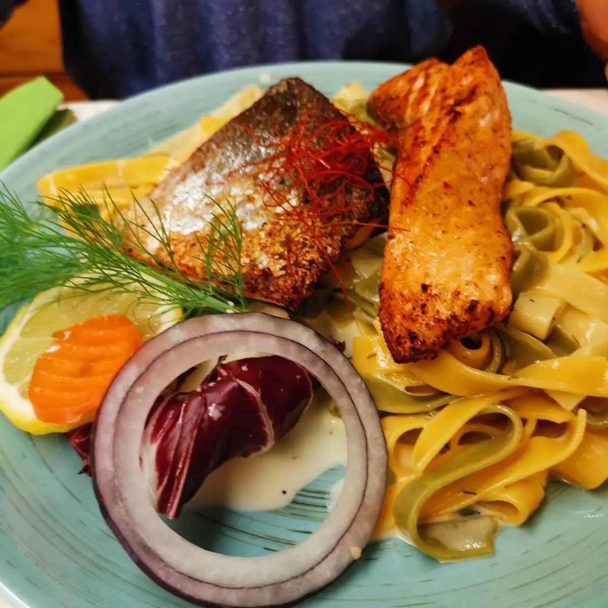 Lachsfiletstreifen Auf Limettennudeln