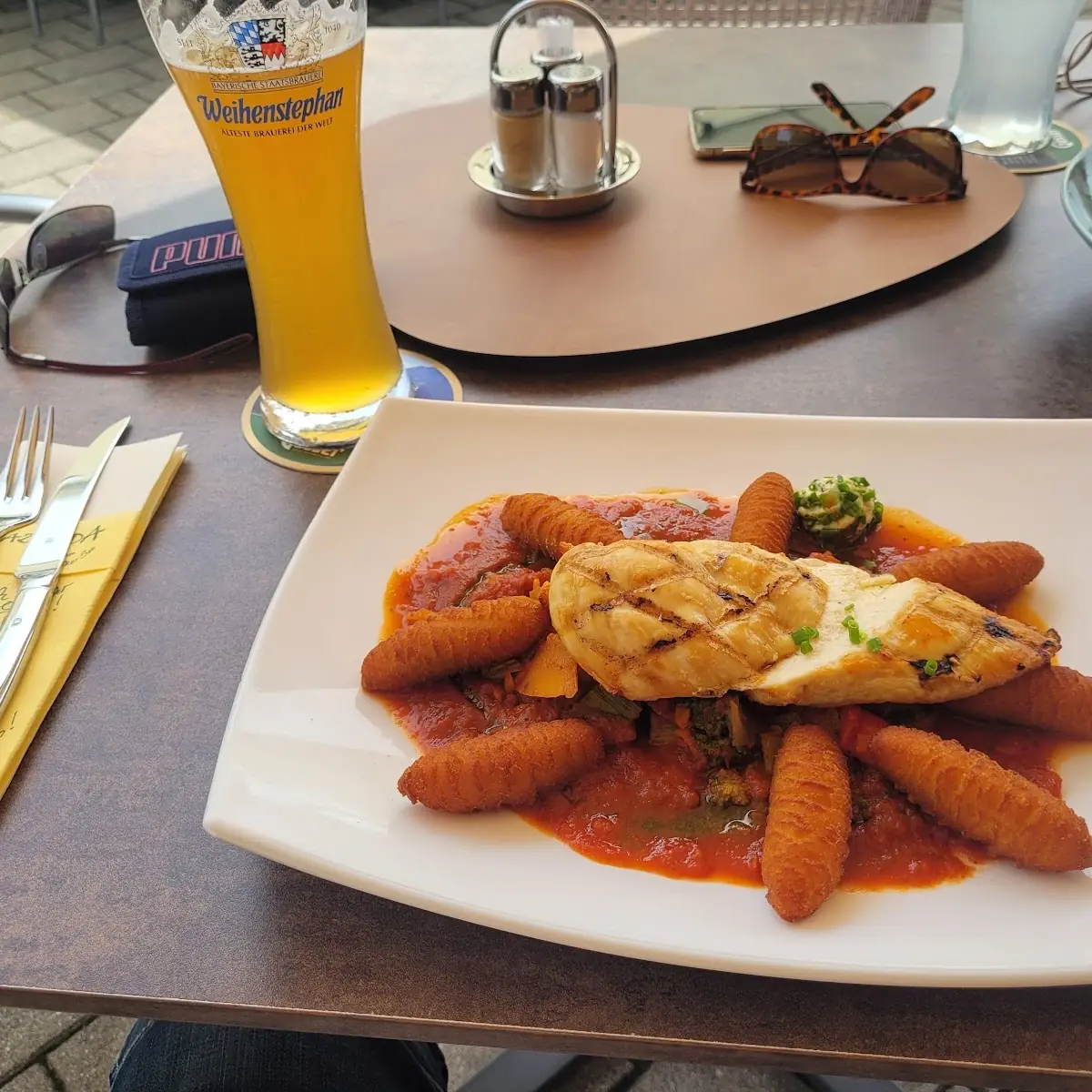 Hähnchenbrust Mit Kräuterbutter Kroketten Und Gemüse