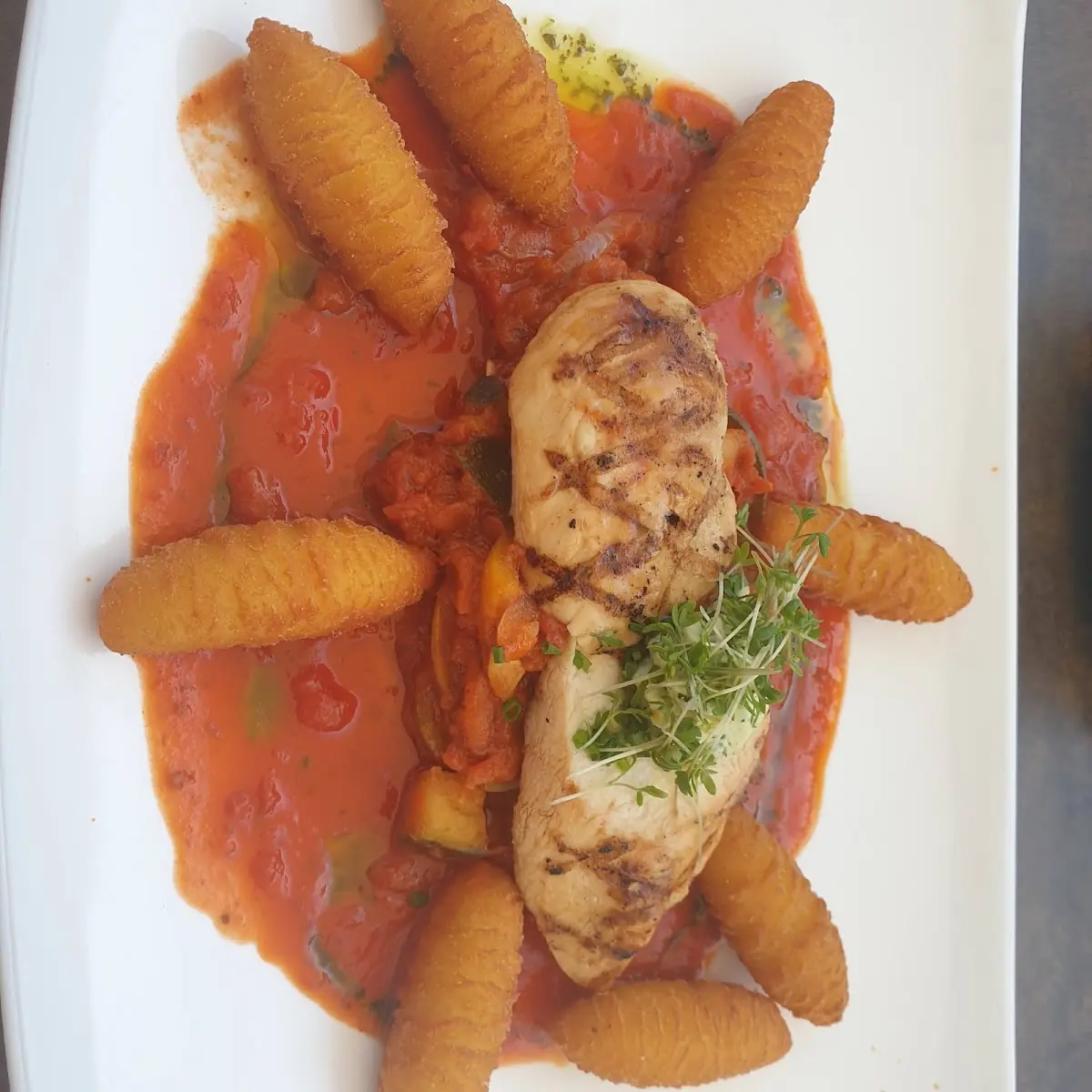 Hähnchenbrust Mit Tomatensoße Und Kroketten
