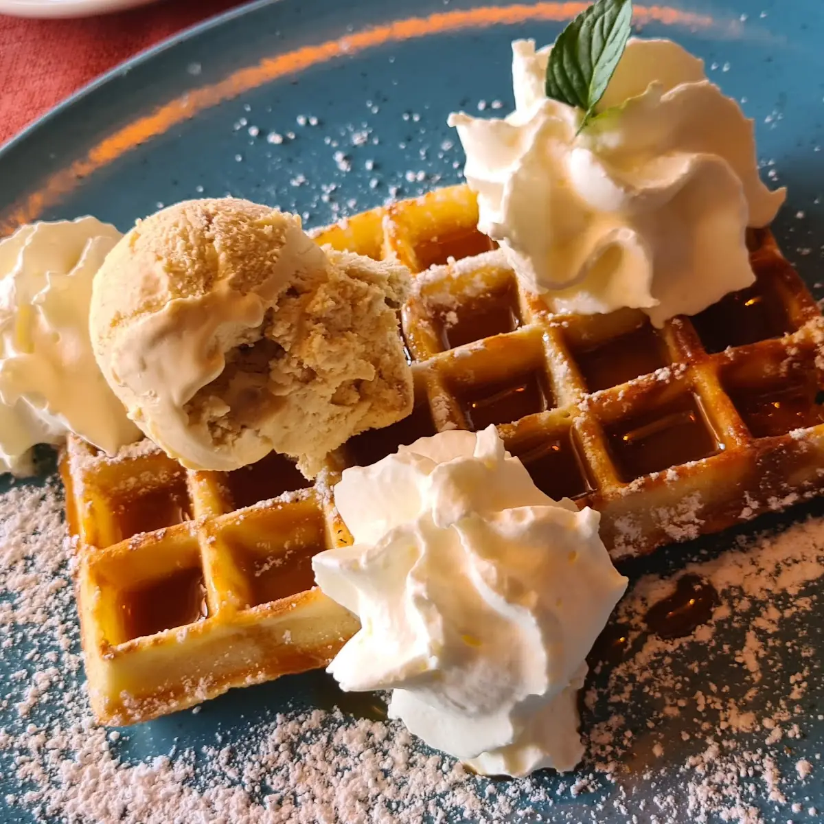 Waffel Mit Karamelleis Und Sauce