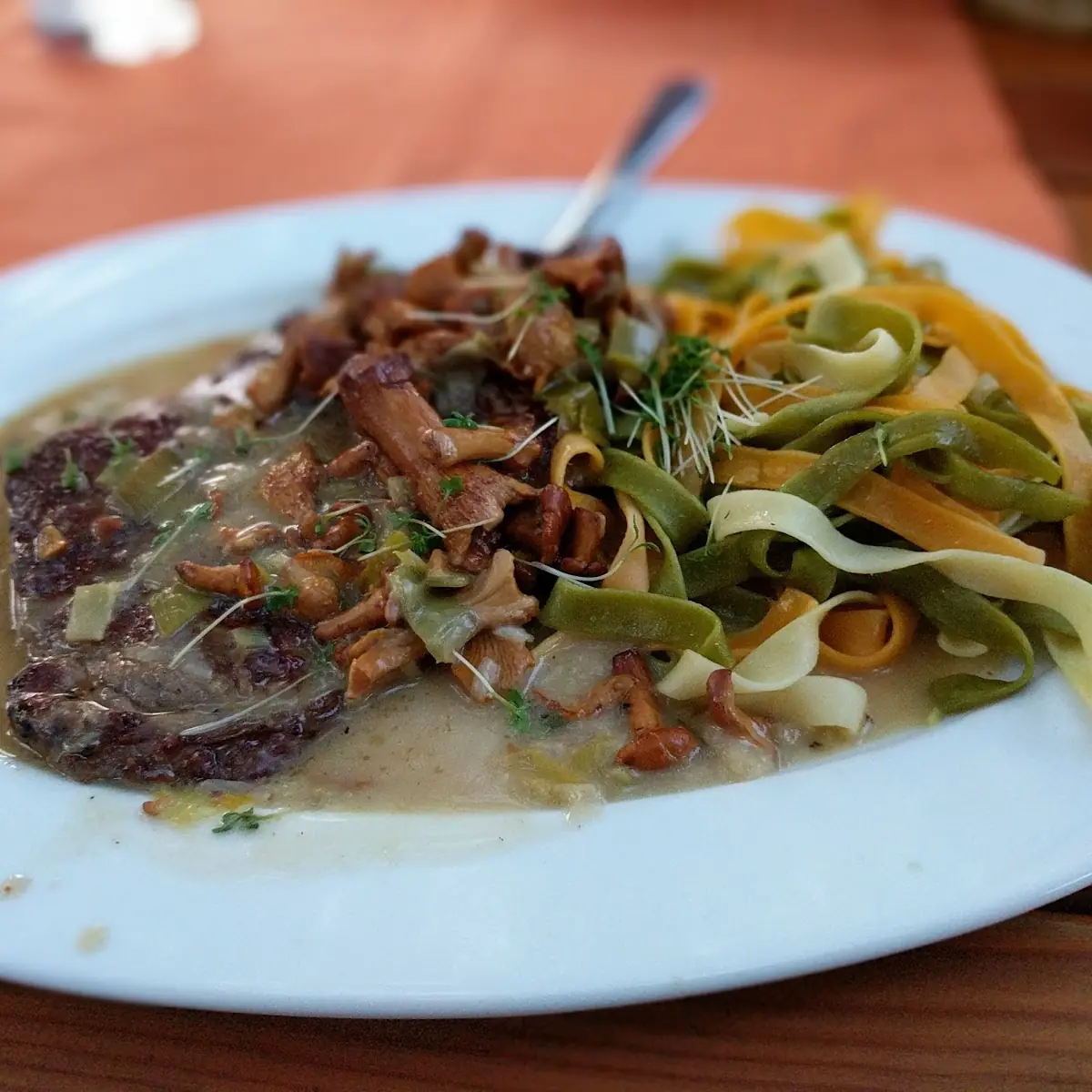 Rostbraten Mit Eierschwammerlsauce Und Bandnudeln