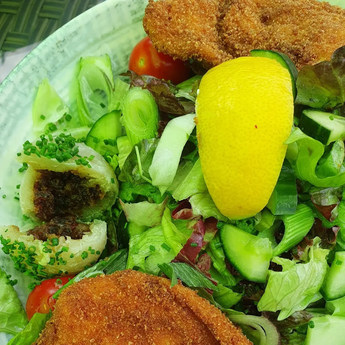 Sommersalat Mit Putenschnitzel Und Innviertler Grammelknöderl
