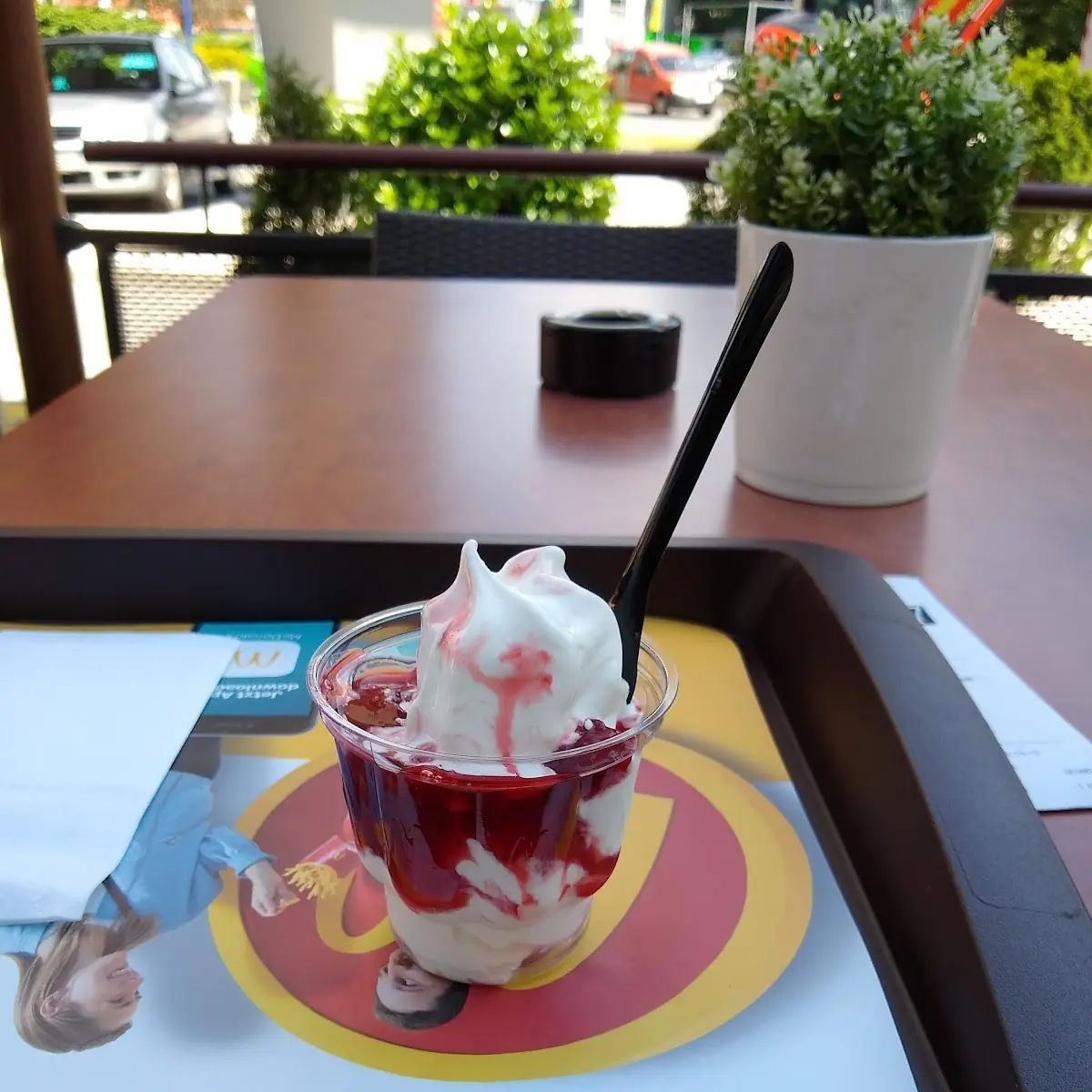 Eis Mit Erdnusssauce