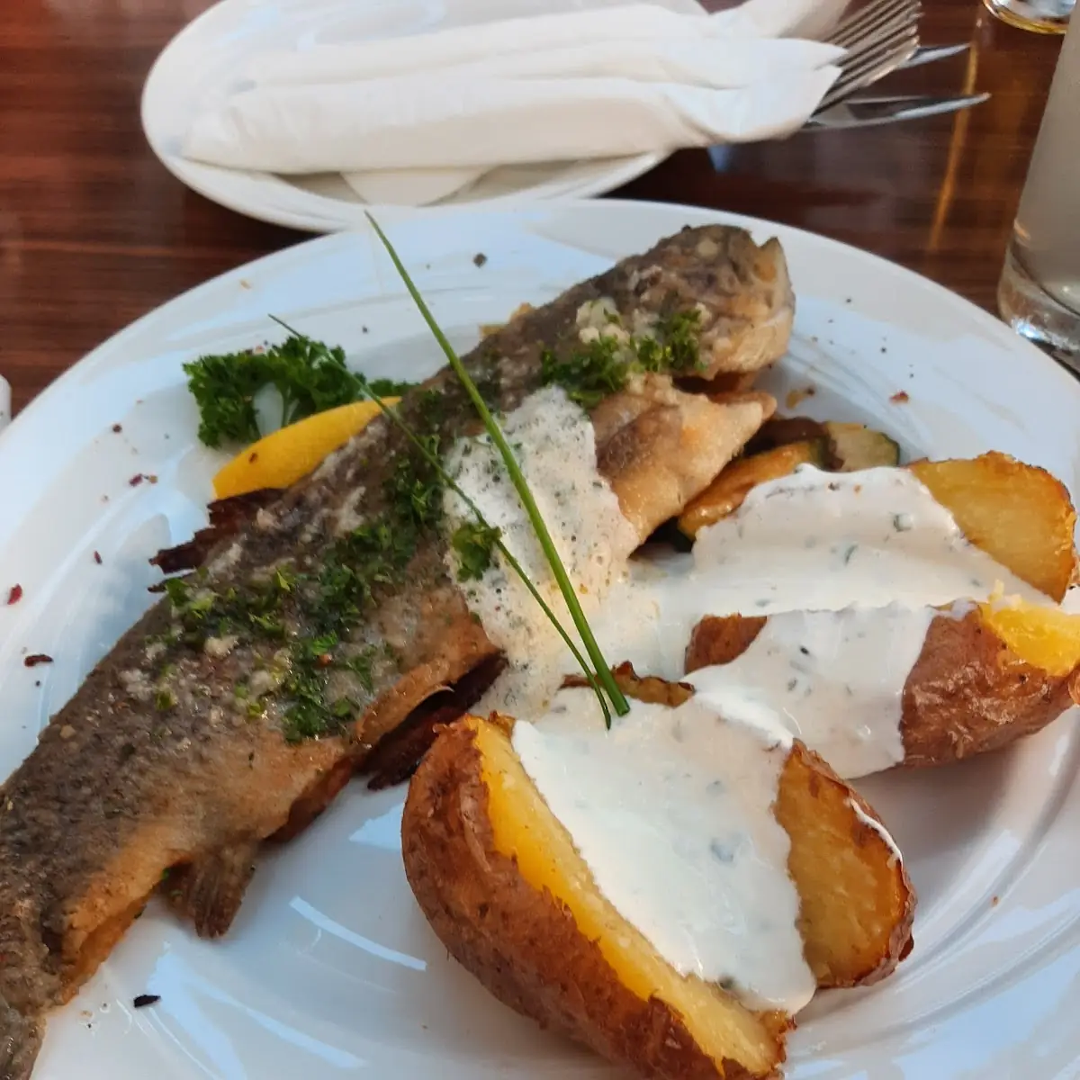Forelle Vom Grill Mit Ofenkartoffel Und Grillgemüse