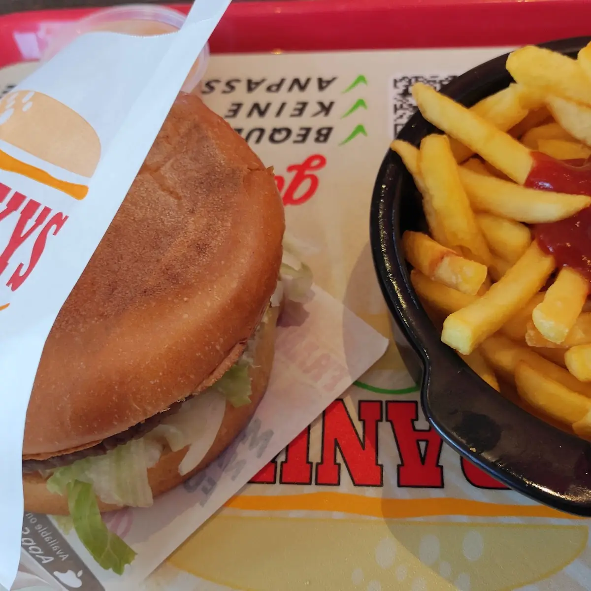 Cheeseburger Mit Pommes